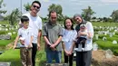 Selama ibunda sakit, Dian Ayu dengan setia merawat ibundanya bahkan hingga sang bunda tutup usia. Satu tahun kepergian sang bunda, Dian Ayu ziarah ke makam bersama suami, ayah, dan ketiga buah hatinya. 2022 tanpa mama, istri Ananda Omesh ini sering ungkap kerinduan hadirnya sang bunda di sampingnya. Artis dengan nama lengkap Dian Ayu Lestari ini memang sangat dekat dengan Rohany, ibundanya. (Liputan6.com/IG/@dianayulestari)