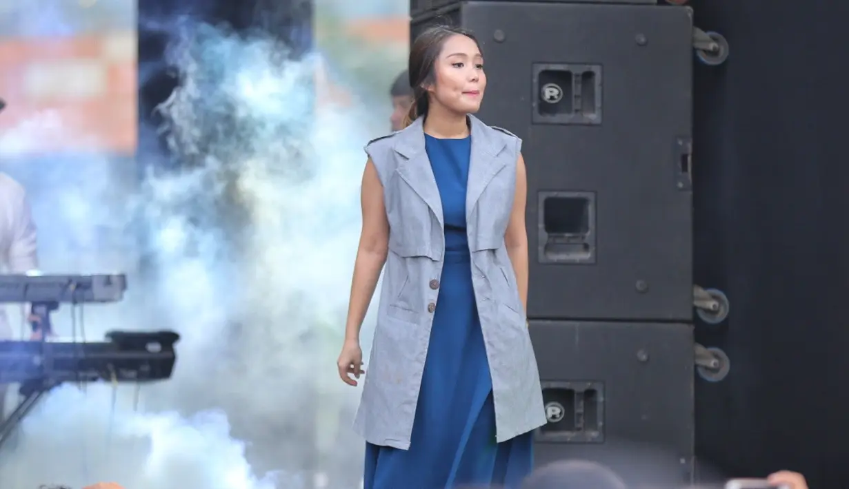 Apaalgi para personel HIVI terbilang komunikatif dengan para penonton. Selain mengajak bernyanyi, Ezra Mandira tak segan untuk meminta para penonton untuk bergoyang mengikuti irama musik. (Adrian Putra/Bintang.com)