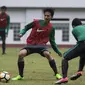 Gelandang Timnas Indonesia U-19, Muhammad Iqbal, berusaha merebut bola saat latihan di Stadion Wibawa Mukti, Bekasi, Senin (16/10//2017). Persiapan ini dilakukan jelang kualifikasi Piala Asia U-19. (Bola.com/Vitalis Yogi Trisna)