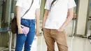 Kompak pakai t-shirt putih, Tissa Biani memadukannya dengan celana jeans. Sementara Dul memadukannya dengan basic pants coklat. (Instagram/tissabiani).