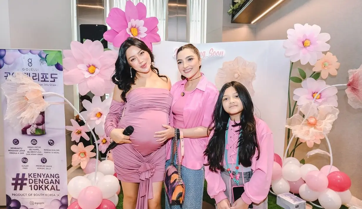 Pesta baby shower yang digelar dengan nuansa manis ini juga dihadiri oleh sederet rekan selebritis yang turut merayakan momen spesial bersama Jedar.  [@inijedar].