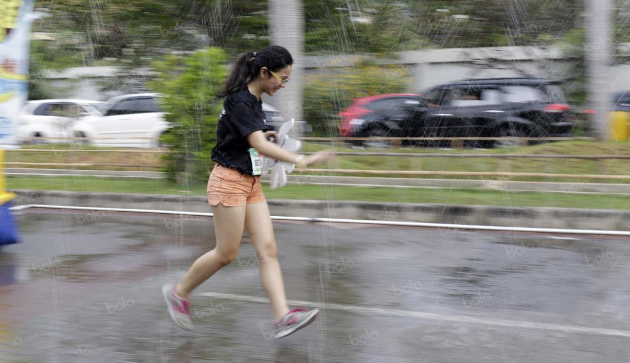 Seorang peserta melewati semprotan air pada ajang Splash Run di Pantai Carnaval Ancol, Sabtu (30/7/2016). (Bola.com/Nicklas Hanoatubun)