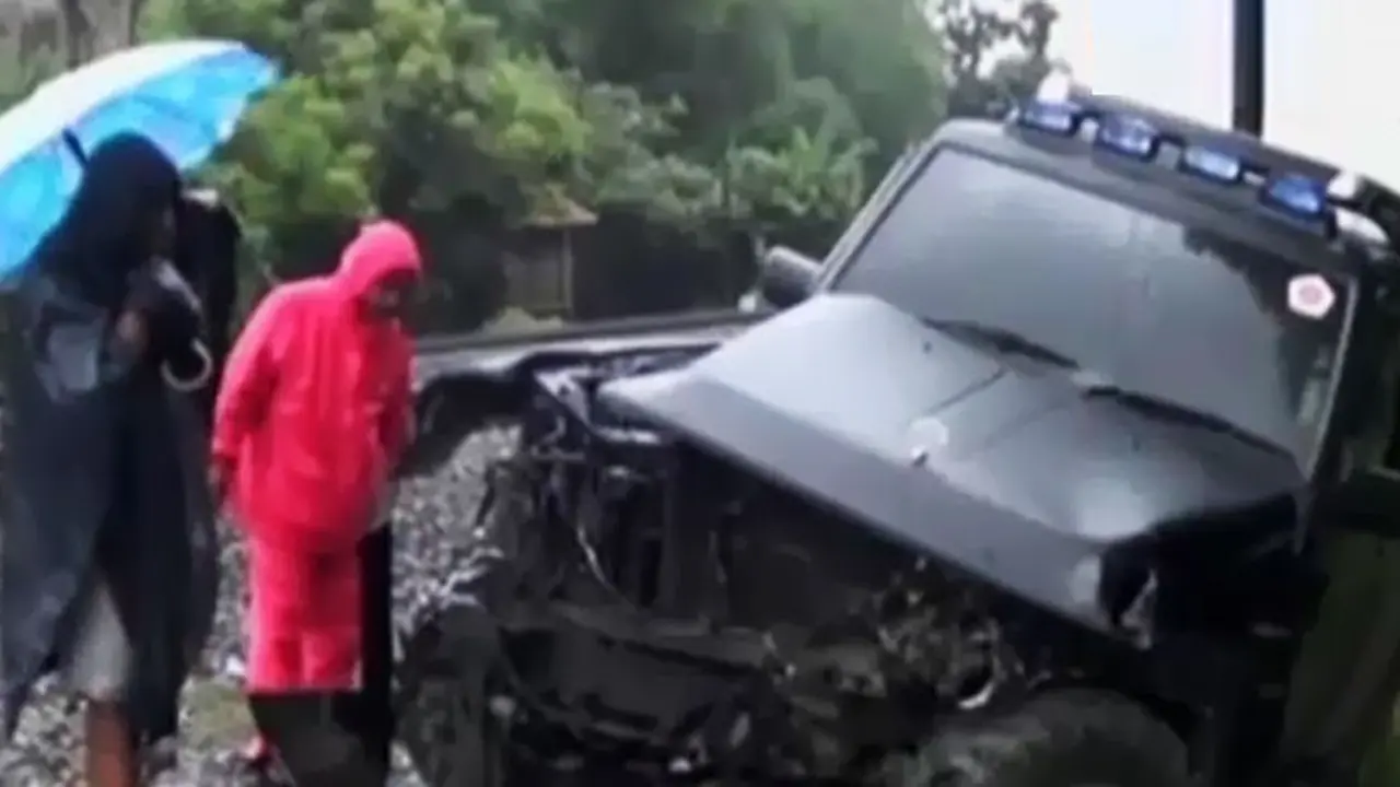 Jeep-Tersambar-Kereta