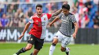 Bek Feyenoord Marcos Senesi (kiri) berebut bola dengan gelandang PAOK Saloniki Shinji Kagawa dalam pertandingan persahabatan di Rotterdam, 25 Juli 2021. (Tom Bode/ANP/AFP)