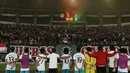 Sejumlah pemain Timnas Indonesia U-19 memberikan rasa hormat kepada puluhan ribu suporter yang hadir di Stadion Patriot dari awal hingg akhir babak penyisihan Piala AFF U-19. (Bola.com/M Iqbal Ichsan)