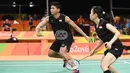 Ganda campuran Indonesia, Praveen Jordan/Debby Susanto saat melawan Ganda campuran Hongkong Lee Chun Hei Reginald/Chau Hoi Wah di Olimpiade Rio de Janeiro 2016, Brasil, Kamis (11/8). (AFP PHOTO/Goh Chai Hin)