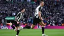 Jelang babak pertama usai, Newcastle United memecah kebuntuan. Pada menit ke-45, umpan sepak pojok Kieran Trippier disambut sempurna Dan Burn menjadi gol. Newcastle United unggul 1-0 atas Liverpool. (HENRY NICHOLLS/AFP)