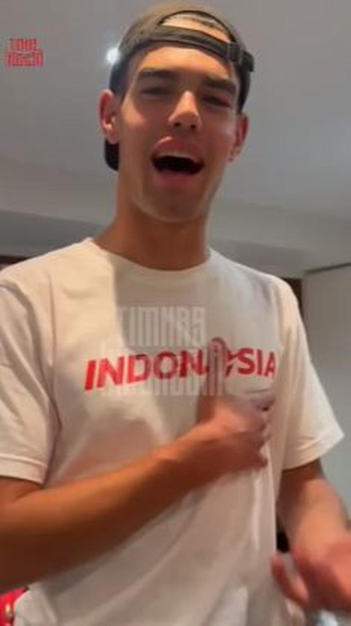 "Hiduplah Tanahku, Hiduplah Negeriku, Bangsaku, Rakyatku, Semuanya. Bangunlah Jiwanya, Bangunlah Badannya, Untuk Indonesia Raya," nyanyinya, demikian dikutip dari video singkat pada akun TikTok @timnasindonesia.