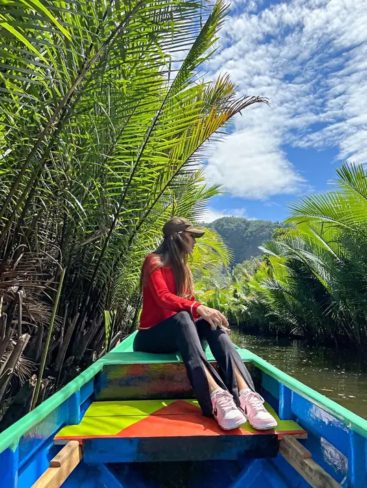 Selain gua, daya tarik wisata yang terdapat di Desa Wisata Rammang-Rammang ini ialah bisa menyusuri sungai dengan perahu, Melihat pemandangan alam yang masih asli, tentu terlihat menyegarkan di mata. Dalam momen liburannya ini banyak para netizen hingga selebriti membanjiri kolom komentar Instagramnya. (Liputan6.com/IG/@lunamaya)