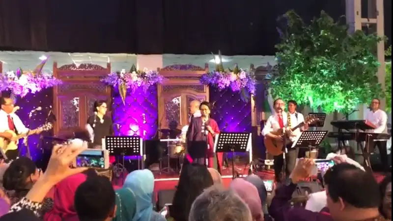 Dalam acara pernikahan putri mensesneg Pratikno, sejumlah menteri Kabinet Kerja beraksi di atas panggung membentuk band bernama Elek Yo Band