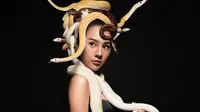 6 Gaya Anya Geraldine Pemotretan dengan Ular, Curi Perhatian