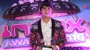 Aliando Syarief meraih gelar Penyanyi Solo Pria Paling inBox pada ajang inBox Awards 2016 di Studio 6 Emtek City, Jakarta, Rabu (19/10). Aliando berhasil menyingkirkan penyanyi-penyanyi besar, seperti Afgan dan Cakra Khan. (Liputan6.com/Immanuel Antonius)