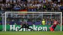 Pemain Atletico Madrid, Juanfran, gagal mencetak gol saat adu penalti melawan Real Madrid dalam final Liga Champions di Stadion San Siro, Milan, Minggu (29/5/2016) dini hari WIB. (Reuters/Kai Pfaffenbach)