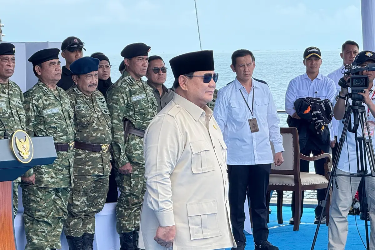 Presiden Prabowo Subianto menyaksikan pameran sailing pass kapal perang milik TNI Angkatan Laut (AL) dari atas KRI dr. Radjiman Wedyodiningrat (RJW-992).