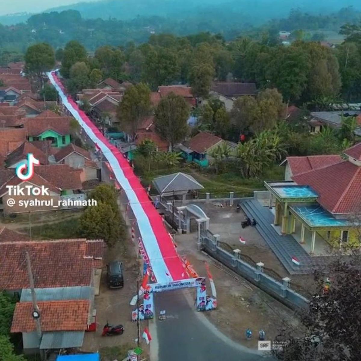 Aksi Warga di Desa Lemahsugih Majalengka Semarakkan HUT RI ke-79, Tutup Jalanan dengan Bendera Merah Putih