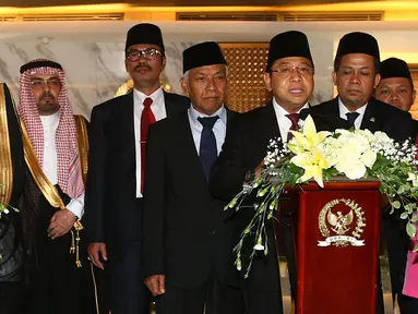 Ketua DPR Setya Novanto dan Ketua Majelis Syuro Arab Saudi Syeikh Abdullah bin Muhammad bin Ibrahim Al-Syeikh menggelar konferensi pers di Komplek Parlemen Senayan, Jakarta, Kamis (16/2). (Liputan6.com/Johan Tallo)