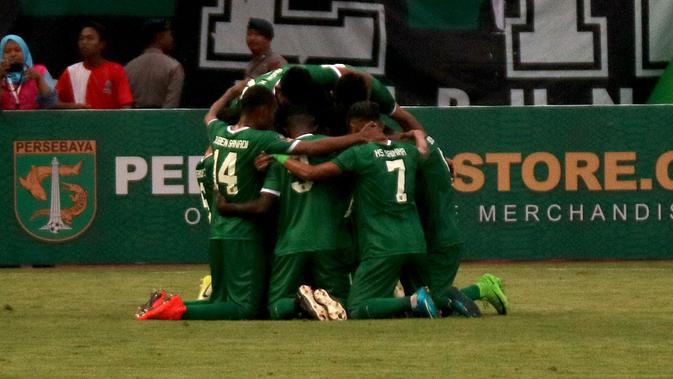 Persebaya merayakan gol Feri Pahabol saat menahan 1-1 PS TNI di Stadion GBT, Surabaya, Kamis (18/1/2018). (Bola.com/Aditya Wany)a