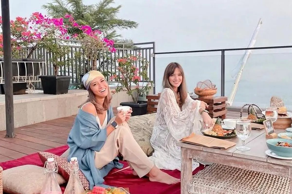 6 Gaya Nia Ramadhani Liburan ke Borobudur Bareng Kakak Ipar, Stylish dengan Outfit Casual
