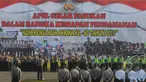 Polda Metro Jaya melakukan apel gelar pasukan dalam rangka pengamanan KAA ke-60 tahun 2015 di kawasan Monas, Jakarta, Rabu (8/4/2015). KAA sendiri akan dilaksanakan pada 18-24 April 2015 mendatang di Jakarta dan Bandung. (Liputan6.com/Herman Zakharia)