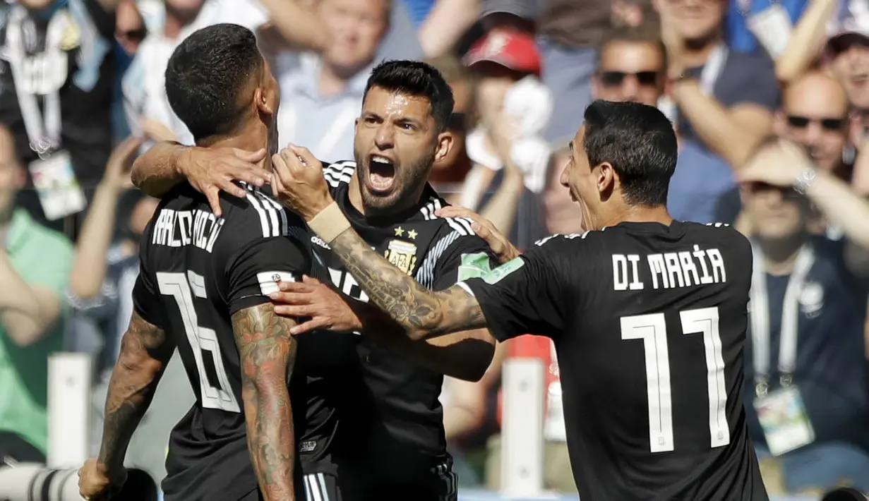 Para pemain Argentina merayakan gol yang dicetak oleh Sergio Aguero ke gawang Islandia pada laga Piala Dunia di Stadion Spartak, Sabtu (16/6/2018). Argentina bermain imbang 1-1 dengan Islandia. (AP/Matthias Schrader)