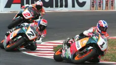 Pebalap Repsol Honda asal Jepang Tadayuki Okada (7) mendekati pebalap Australia Mick Doohan (1), diikuti pebalap Spanyol Alex Criville (2) yang juga dari Repsol Honda pada Kejuaraan Dunia Grand Prix 97 di Sirkuit Sentul, 28 September 1997. Okada menang dengan total waktu 43'22.010. (KEMAL JUFRI/AFP)