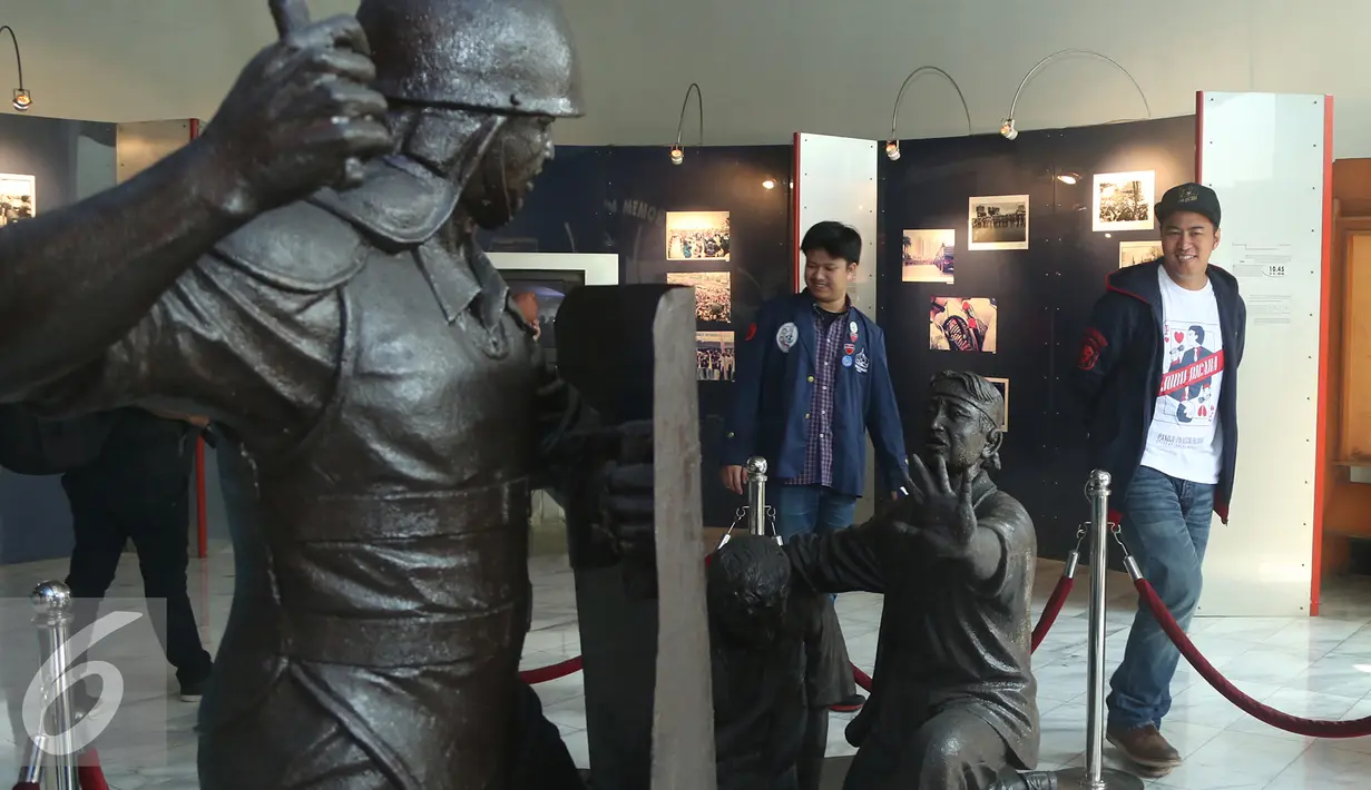 Pandji Pragiwaksono (kanan) melihat patung yang terdapat di Museum Trisakti, Jakarta, Selasa (10/5). Kedatangan Pandji untuk mengenang Tragedi 1998 yang terjadi 18 tahun silam. (Liputan6.com/Herman Zakharia)