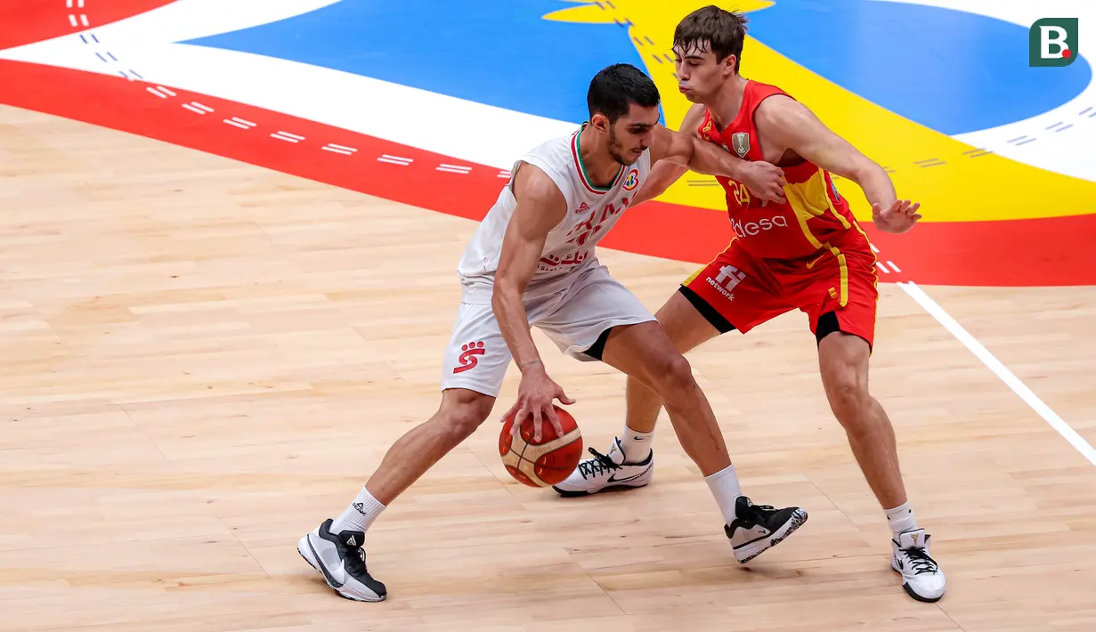 Pebasket Iran, Piter Giroorian (kiri) berusaha melewati pebasket Spanyol, Juan Nunez pada laga Grup G Piala Dunia FIBA 2023 di Indonesia Arena, Senayan, Jakarta, Rabu (30/08/2023). Spanyol menang dengan skor 85-65. (Bola.com/Bagaskara Lazuardi)
