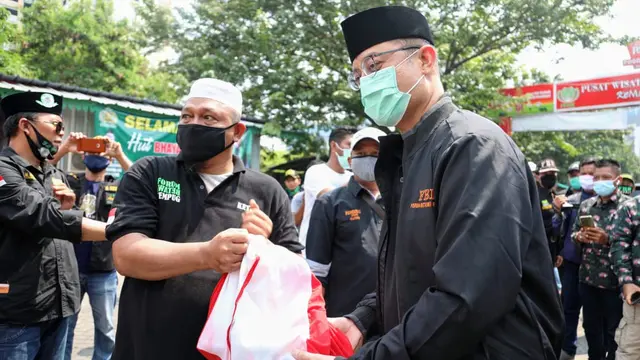Komunitas betawi menyalurkan bantuan Sembako Presiden.