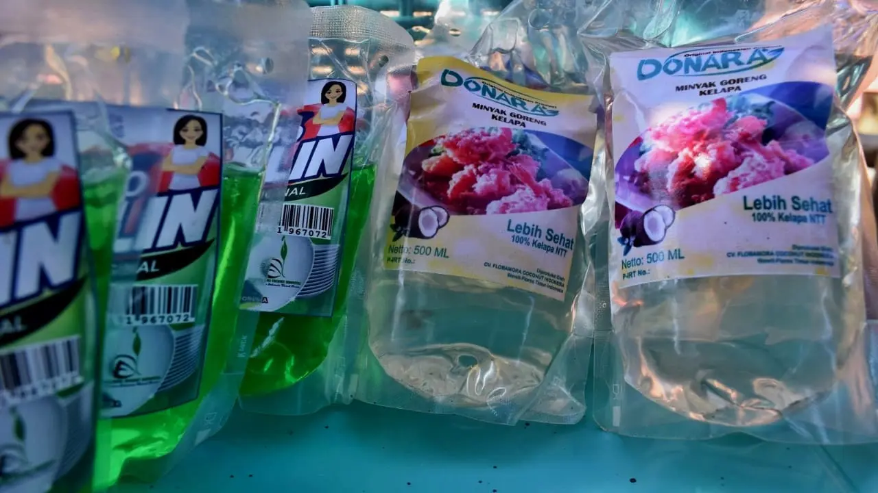 Produk dan brand Donara berbagai jenis olahan buah kelapa dapat dibuat sabun cuci piring, sabun cuci, minyak goreng. (Liputan6.com/Dionisius Wilibardus)
