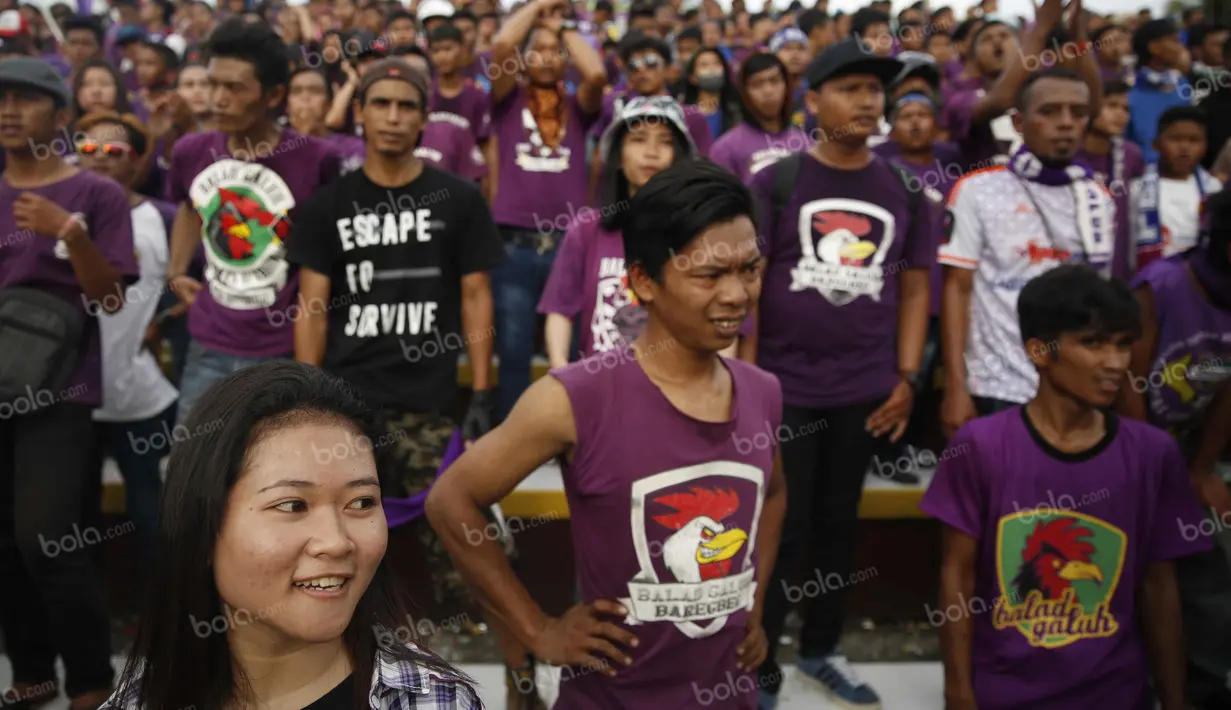 Suporter PSGC Ciamis terus meneriakan yel-yel pemberi semangat kepada timnya pada laga persahabatan turnamen Segi Tiga di Stadion Galuh, Ciamis, Minggu (10/4/2016). (Bola.com/NIcklas Hanoatubun)