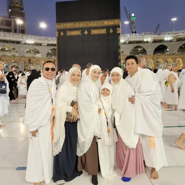 Umrah Bareng Keluarga, Ini 7 Potret Ayu Ting Ting saat di Depan Kabah