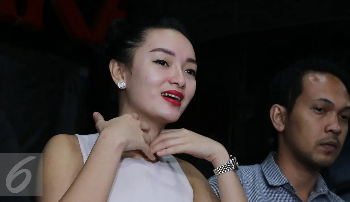 Penyanyi dangdut, Zaskia Gotik menggelar jumpa pers terkait penghinaan lambang negara di kantor Nagaswara, Jakarta, Selasa (22/3). Zaskia Gotik meminta maaf atas ucapan dirinya yang dianggap menghina lambang negara. (Liputan6.com/Herman Zakharia)