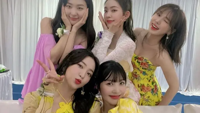 Potret Red Velvet Tampil dengan Busana Feminim di Indonesia