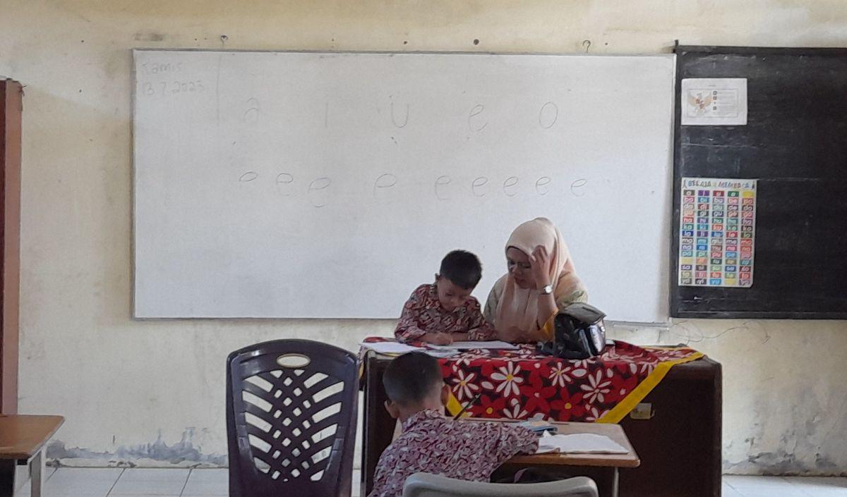 Sebenarnya sempat ada satu murid yang mendaftar. Namun, karena tidak ada temannya, siswa itu memilih mundur.
