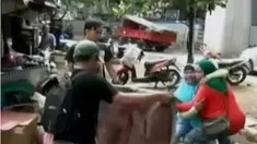 Pedagang lain membawa ibu yang pingsan ke rumah warga sekitar, hingga hujan deras menyebabkan longsor di Kabupaten Magetan, Jawa Timur.