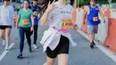 Saat mengikuti Singapore Marathon, Aaliyah tampak mengenakan bicycle pants dan t-shirt putih. Rambutnya diikat sederhana menampilkan fitur wajah yang profesional. [Foto: Aaliyah Massaid]
