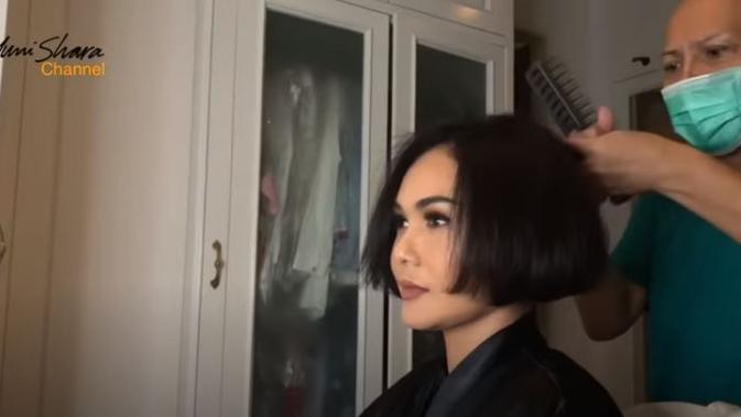 Yuni Shara senang dengan rambut pendeknya usai dipotong rambut-rambut kering dan panjangnya (Dok.YouTube/Yuni Shara Channnel)