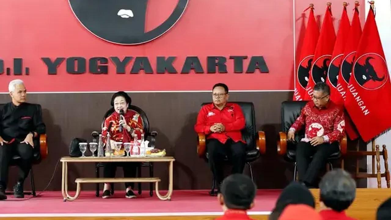 "Jadi nanti kan yang sekarang itu kan istilah saya, istilah perang udara lihat survei, terus lihat media sosial, media, ya pencitraan, terus pembullyan," kata Megawati saat memberikan pengarahan.