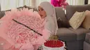 Setelah mendapatkan kejutan di Sea World, Dara Arafah kemudian mendapatkan kejutan lagi. Dara mendapatkan buket bunga mawar pink besar dan kue tart stroberi dari teman-temannya. Rumahnya didesain simpel dengan balon-balon warna putih dan merah muda. Menginjak usia 25 tahun, sahabat Keanu Agl ini makin istikamah menutup auratnya dengan berhijab. (Liputan6.com/IG/@daraarafah)
