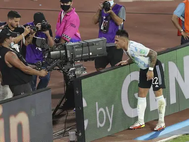 Penyerang Argentina, Lautaro Martinez berselebrasi usai mencetak gol ke gawang Kolombia pada laga Kualifikasi Piala Dunia 2022 Zona Conmebol di Estadio Mario Alberto Kempes di Cordoba, Argentina, Rabu (2/2/2022). Argentina menang tipis atas Kolombia 1-0. (AP Photo/Nicolas Aguilera)