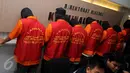 Sejumlah tersangka ikut hadir dalam rilis kasus sepanjang tahun 2016, Jakarta, Jumat (30/12). Sepanjang 2016, Ditreskrimsus Polda Metro Jaya menangani 1.627 kasus pidana. (Liputan6.com/Gempur M Surya) 