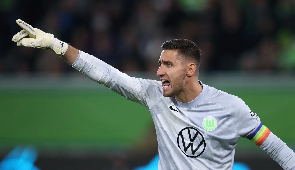 Koen Casteels. Kiper berusia 29 tahun yang telah 7 musim memperkuat Wolfsburg ini menjadi pilihan utama di musim ketiganya pada 2013/2014 hingga kini. Bersama Timnas Belgia, ia baru mengoleksi 5 caps sejak debut pada 2020, kalah jauh dengan Thibaut Courtois dan Simon Mignolet. (AFP/Ronny Hartmann)