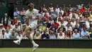 Aksi petenis Kazakhstan, Alexander Bublik mengembalikan bola dari celah kaki saat melawan Andy Murray pada babak pertama Wimbledon 2017 di The All England Lawn Tennis Club, Wimbledon, London, (3/7/2017). AFP/Adrian Dennis)