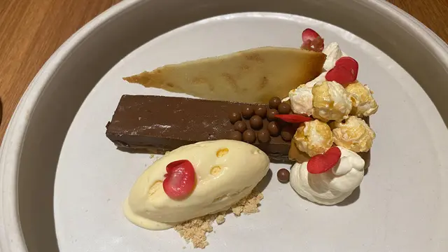 Menu Makanan Chocolate Caramel East Quarter