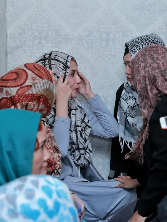 Marini Zumarnis bersyukur, ayahnya dipanggil Yang Maha Kuasa bertepatan dengan bulan Ramadan. Ia berharap, ayahnya meninggal dalam keadaan khusnul khotimah. (Adrian Putra/Bintang.com)