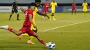 Pemain Timnas Indonesia U-19, Muhammad Mufli Hidayat berusaha mengumpan saat laga semifinal Piala AFF U-19 2024 melawan Malaysia di Stadion Gelora Bung Tomo, Surabaya, Sabtu (27/07/2024). (Dok. PSSI)