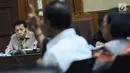 Terdakwa dugaan korupsi proyek e-KTP, Setya Novanto (kiri) menyimak keterangan mantan Mendagri Gamawan Fauzi pada sidang lanjutan di Pengadilan Tipikor, Jakarta, Senin (29/1). Sidang mendengar keterangan saksi. (Liputan6.com/Helmi Fithriansyah)