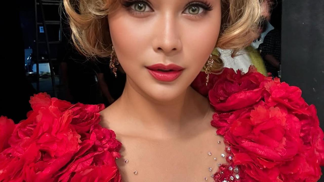 5 Gaya Makeup dan Fashion Cetar Inul Daratista di Atas Panggung