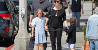Jennifer Garner dan anak-anak menghabiskan liburan musim semi di Hawaii bersama dengan Ben Affleck. (NY Daily News)