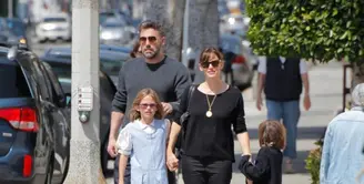 Jennifer Garner dan anak-anak menghabiskan liburan musim semi di Hawaii bersama dengan Ben Affleck. (NY Daily News)